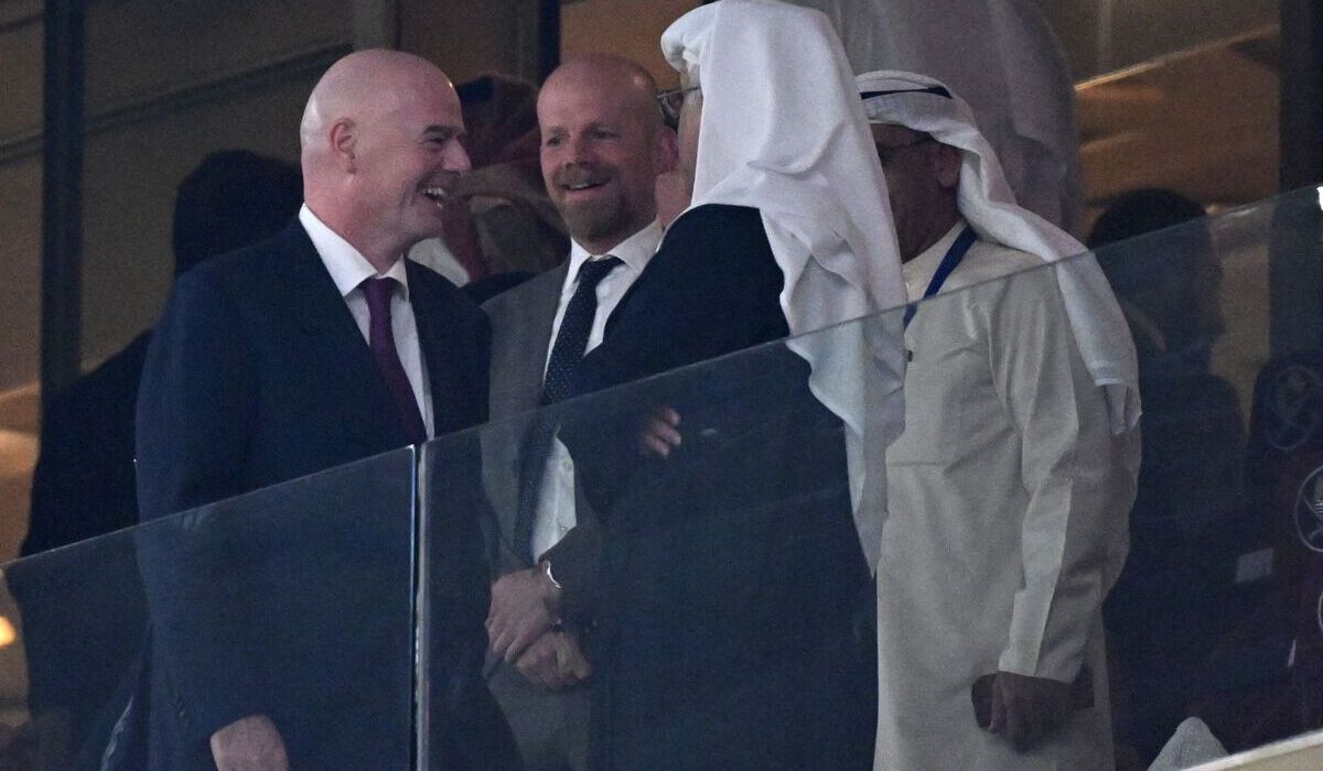Presiden FIFA  Gianni Infantino (kiri)  berbincang dengan Presiden AFC  Sheikh Salman bin Ibrahim al-Khalifa (kanan).