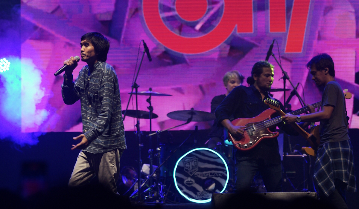 Band Sheila on 7 menunjukan aksinya saat saat acara Jogja Volkswagen Festival (JVWF)