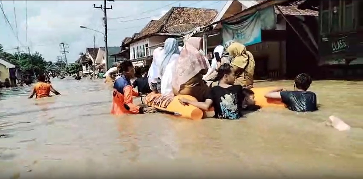 RSUD Ibnu Sutowo Baturaja membuka dapur umum untuk menyediakan makan dan minum gratis bagi korban banjir OKU. 
