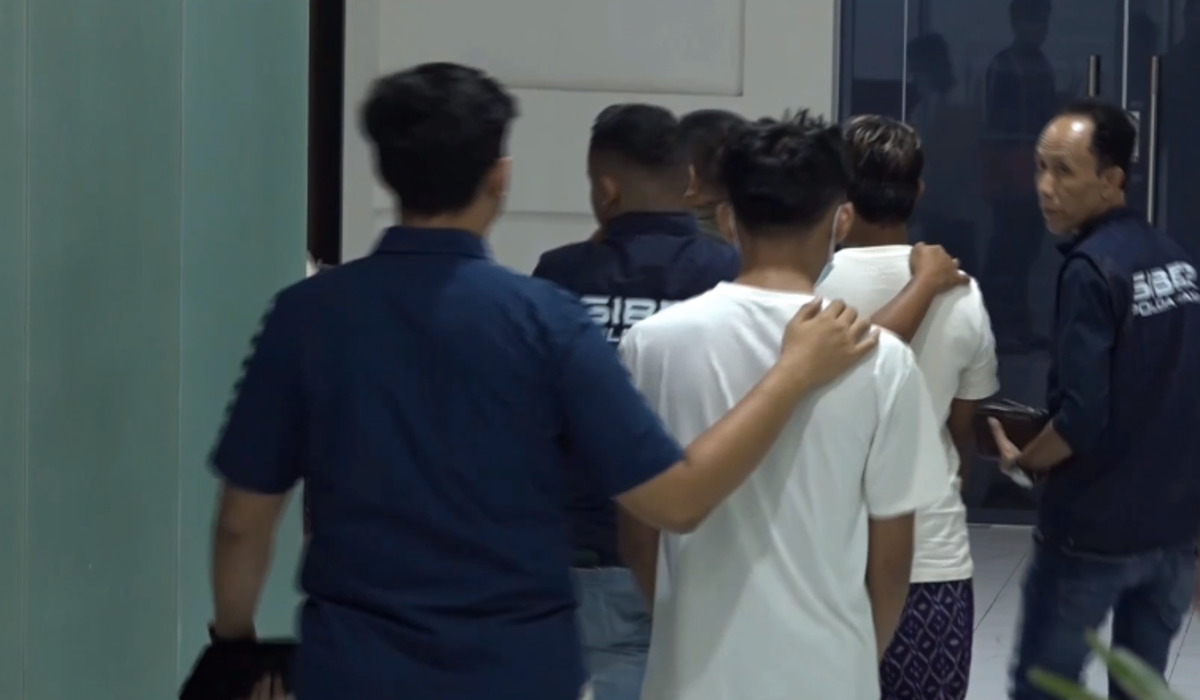 Para tersangka pembuat film asusila Guru Tugas (baju putih) digiring ke tahanan. 