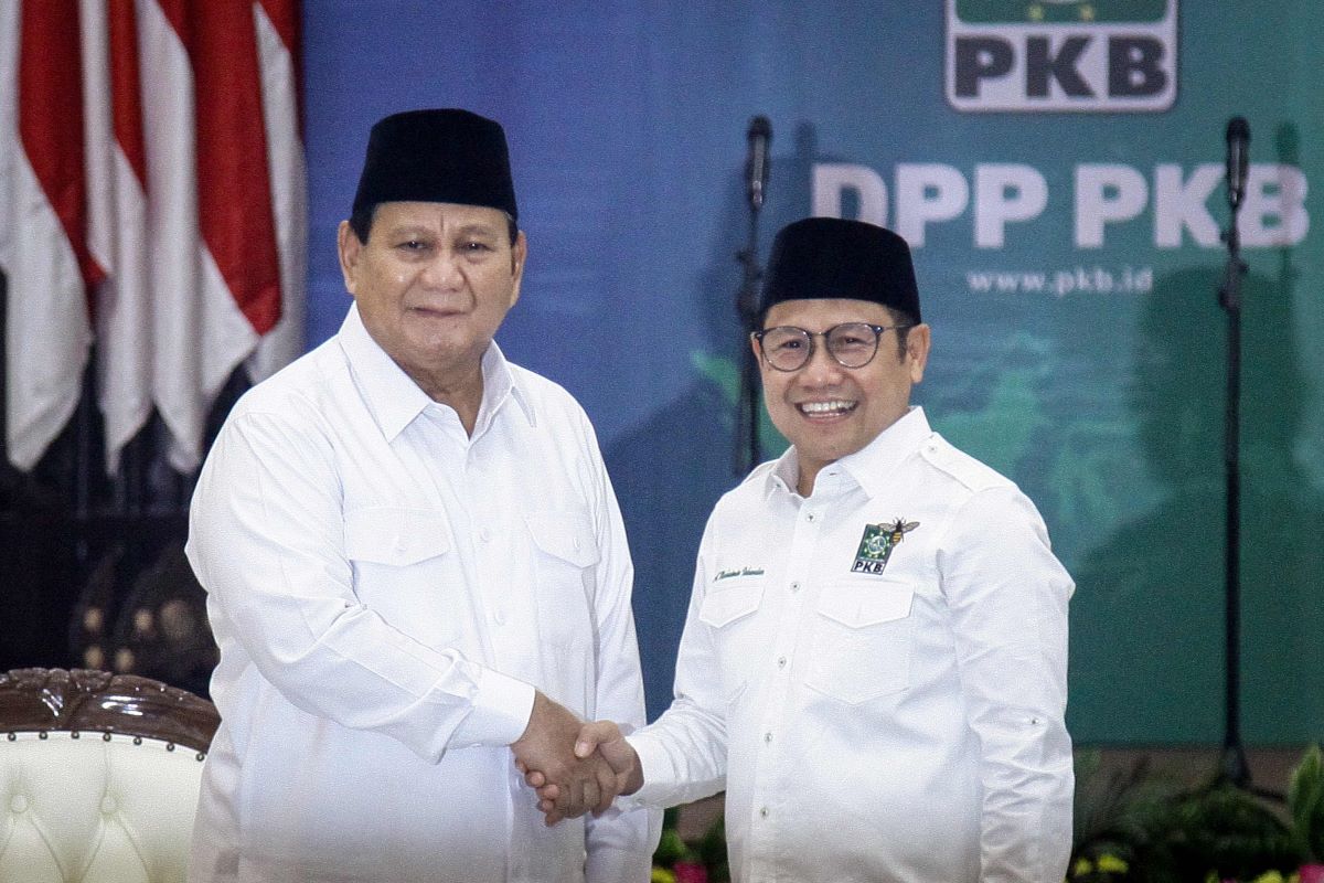 Presiden terpilih Prabowo Subianto berjabat tangan dengan Ketua Umum PKB Muhaimin Iskandar.