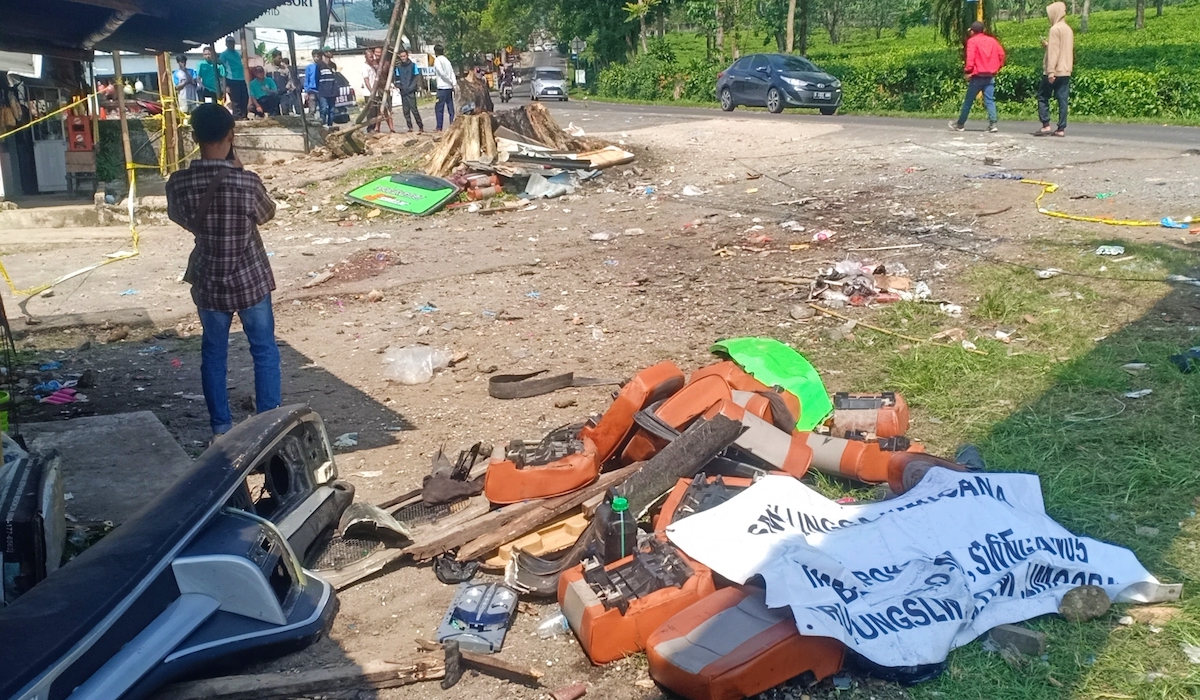 Kecelakaan bus pariwisata perpisahan SMK Lingga Kencana Depok