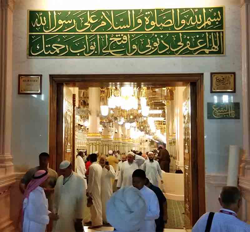 Para jamaah keluar pintu seusai beribadah di Raudah Masjid Nabawi, Madinah.