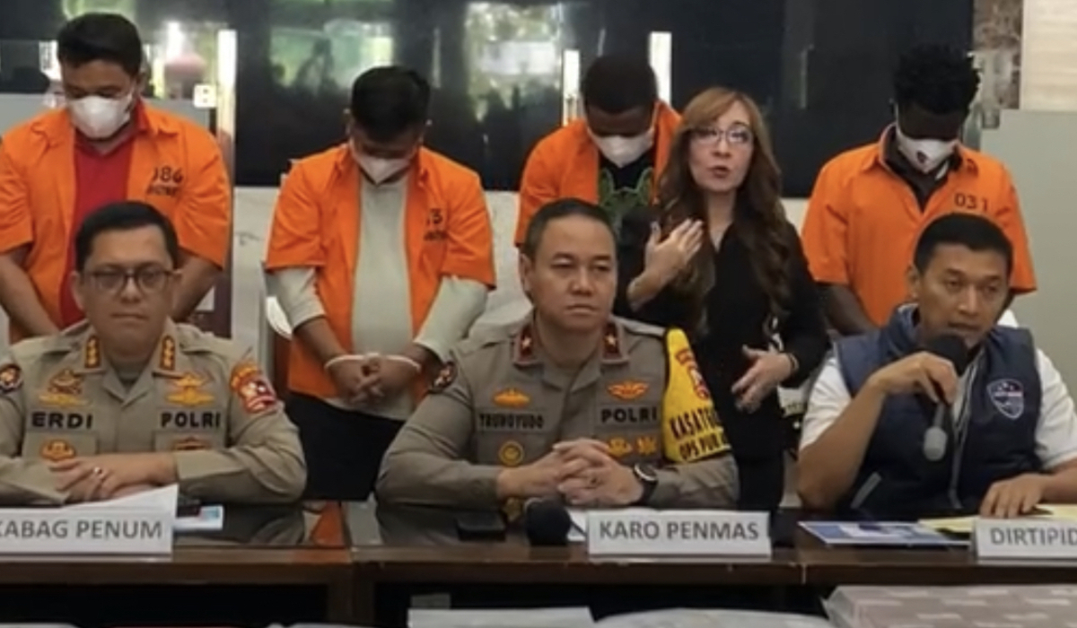 Lima tersangka penipu perusahaan Singapura dengan modus email palsu.