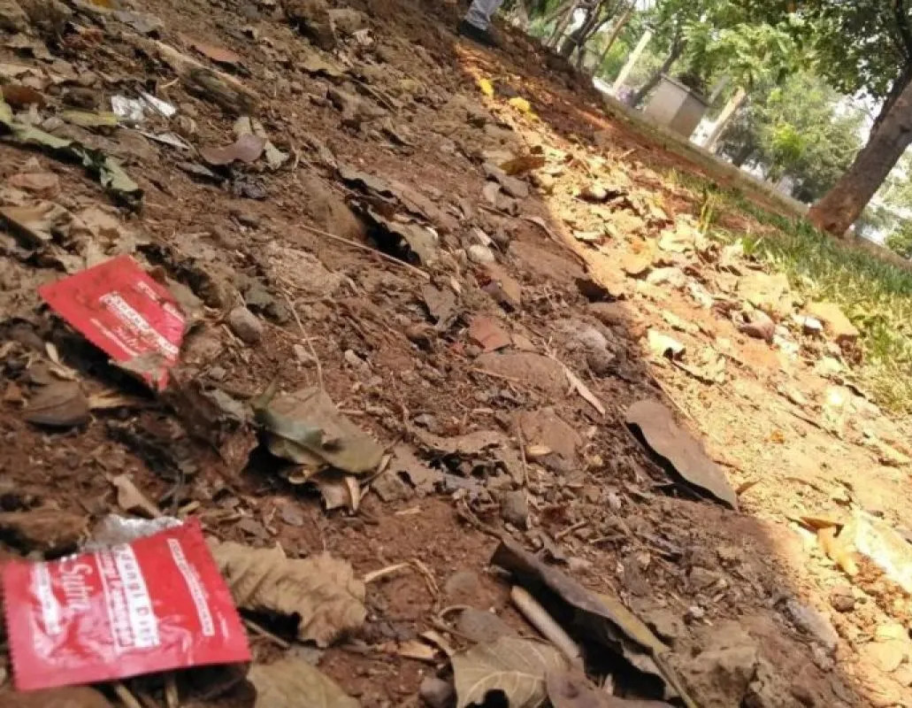 Ilustrasi - Bungkus alat kontrasepsi kondom yang ditemukan di Taman Tubagus Angke, Grogol Petamburan Jakarta Barat. 