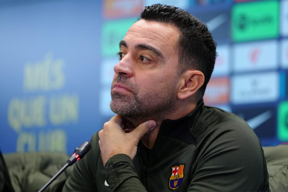 Pelatih Barcelona asal Spanyol Xavi berpidato di konferensi pers di tempat latihan Joan Gamper di Sant Joan Despi, dekat Barcelona