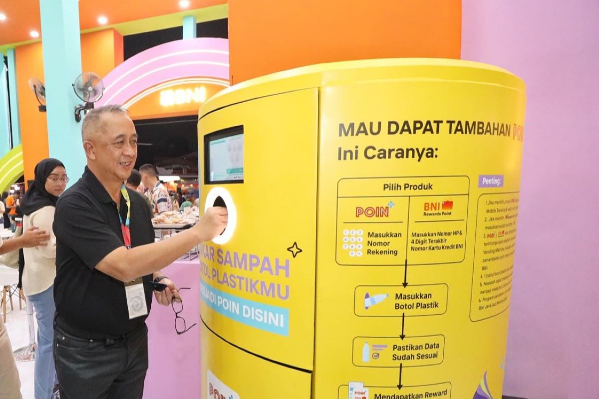 Pengunjung BNI Java Jazz Festival sedang menukarkan sampah di Recycle Vending Machine.