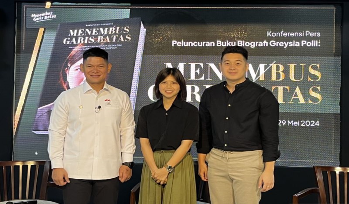 Mantan pebulu tangkis Greysia Polii (tengah) saat konferensi pers peluncuran buku biografi Menembus Garis Batas.