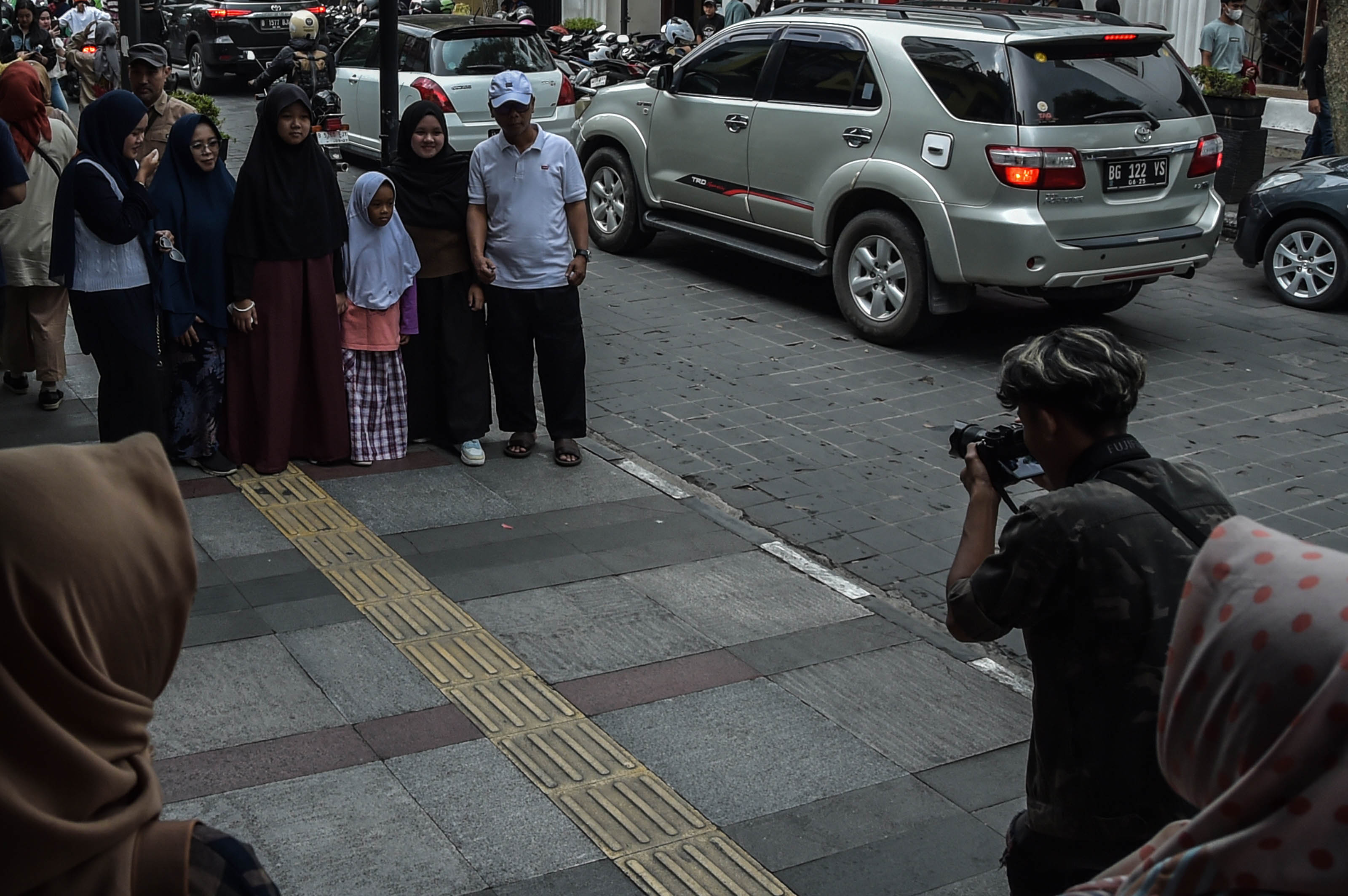 Sejumlah wisatawan menikmati suasana kawasan Jalan Braga, Kota Bandung, Jawa Barat, Senin (24/4/2023).