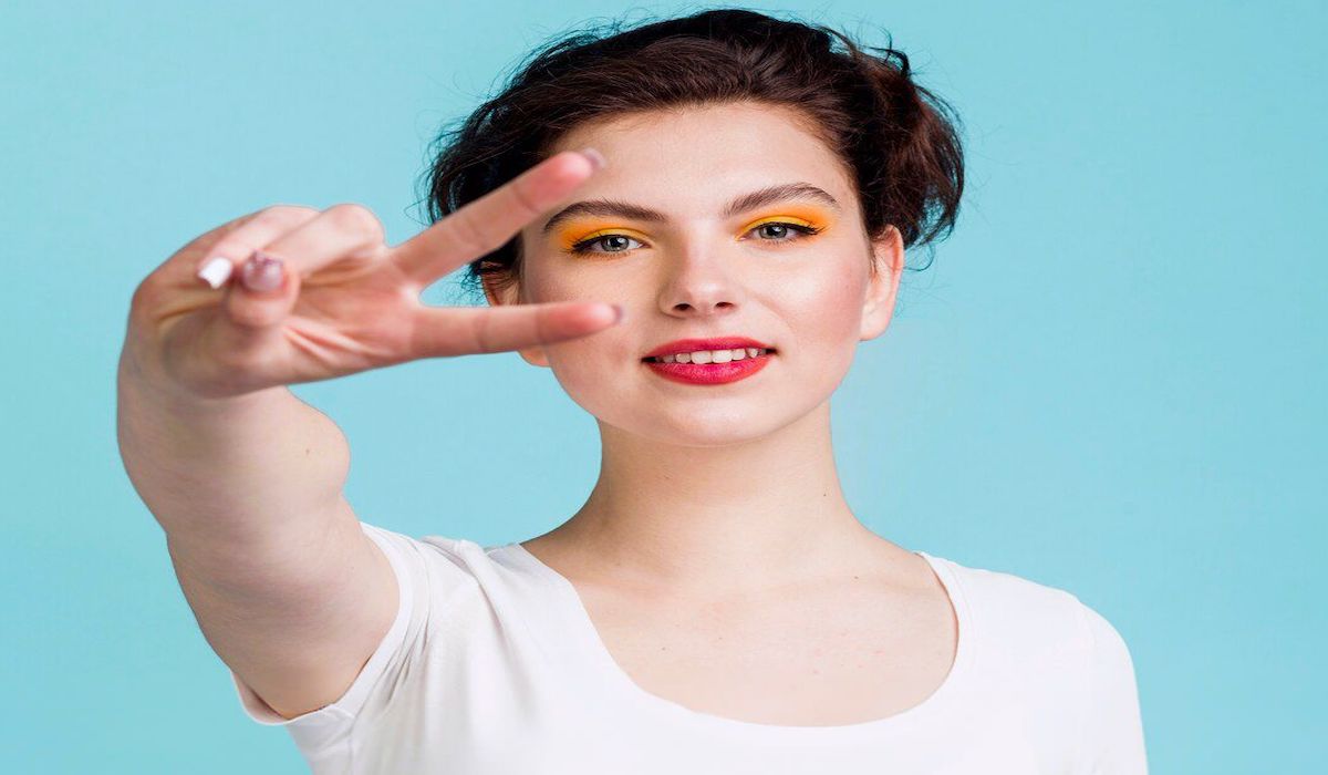 Membersihkan riasan mata