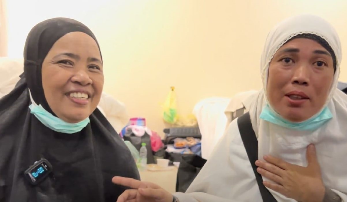 Juswati Daud (kiri) dan temannya ditolong dua pria misterius berbahasa Bone sehingga dapat mencium hajar aswad.