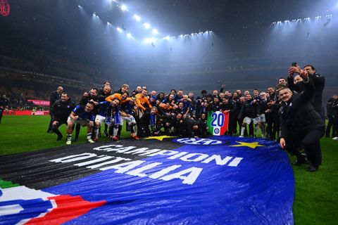 Para pemain Inter Milan sedang merayakan kemenangan sekaligus gelar juara Serie A 2023/2024 setelah mengalahkan AC Milan di San Siro