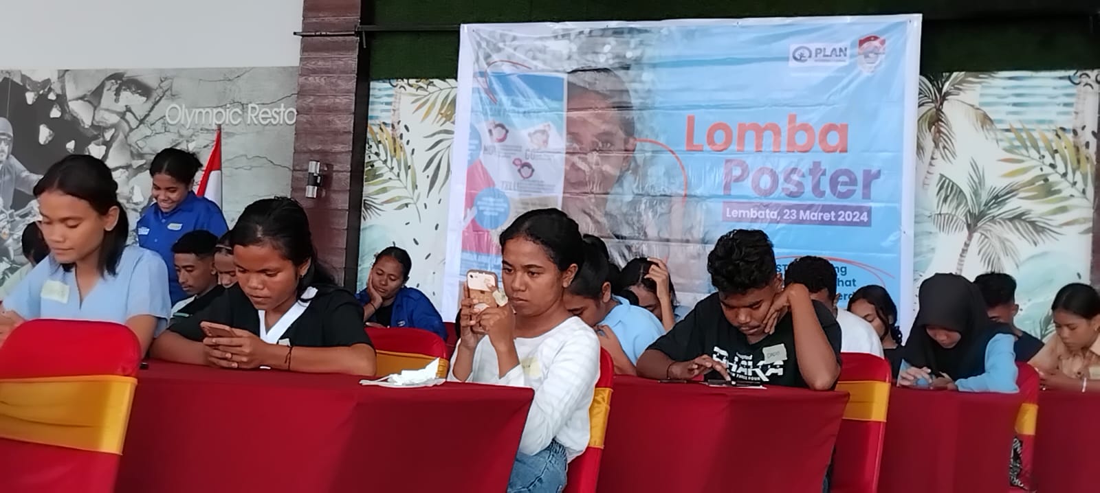 Pelajar di Lembata, Nusa Tenggara Timu mengikuti lomba desain poster digital untuk kampanye internet sehat, Kamis (23/5).