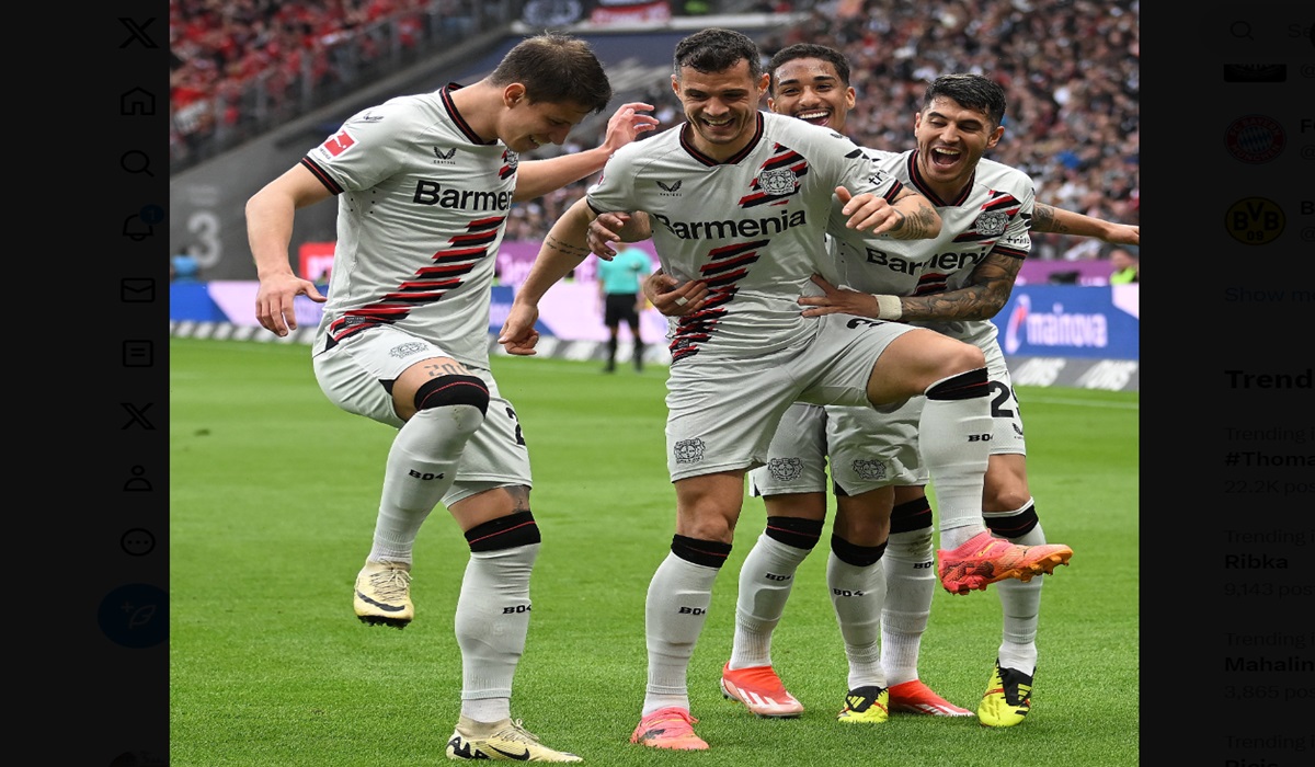 Para pemain Bayer Leverkusen melakukan selebrasi usai mencetak gol ke gawang Eintracht Frankfurt di laga Bundesliga.