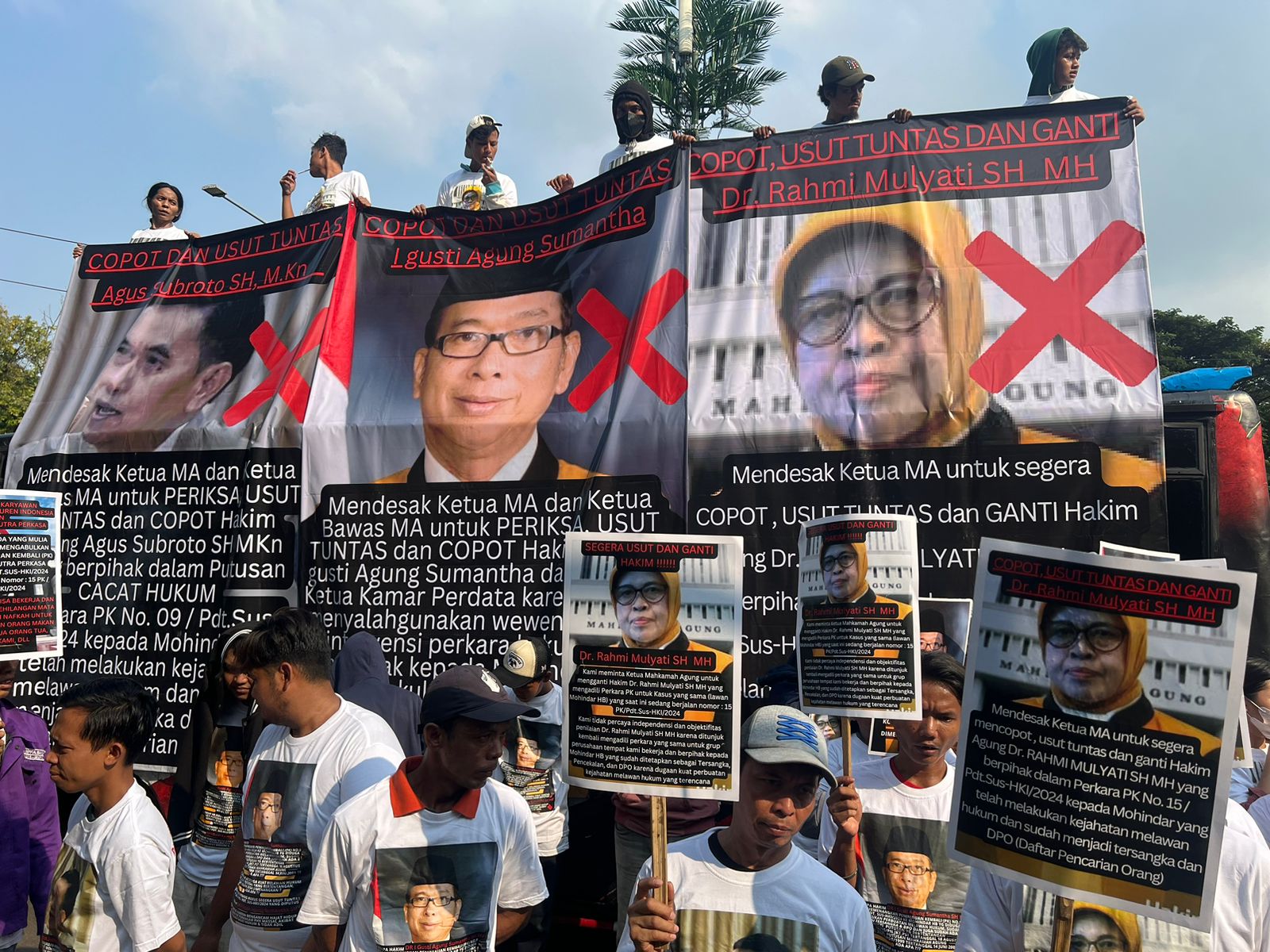 Karyawan Polo Ralph Lauren melakukan aksi demonstrasi di Gedung MA