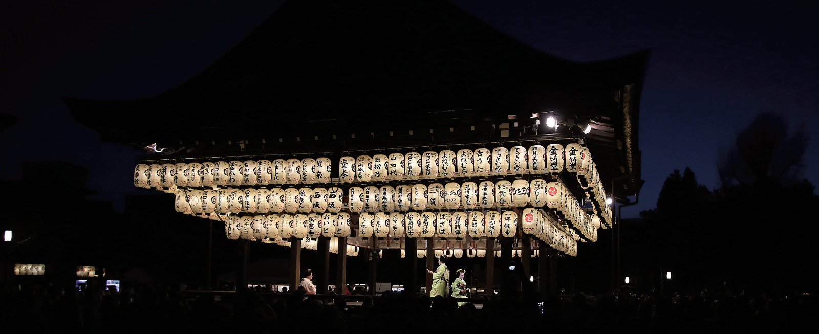 Pertunjukan Geisha saat menjelang senja di Kyoto Jepang.