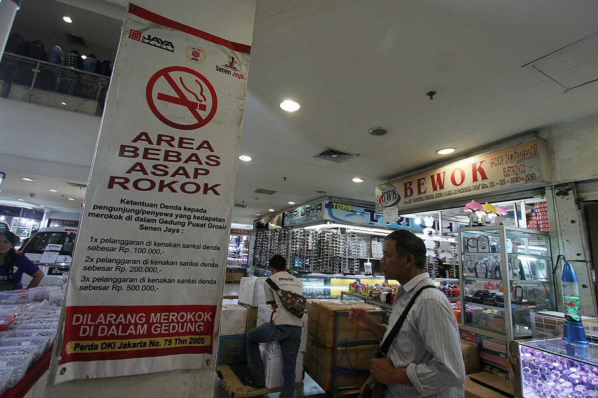 Poster dilarang merokok terpasang di kawasan Pasar Senen, Jakarta, Jumat (2/10/2014). 