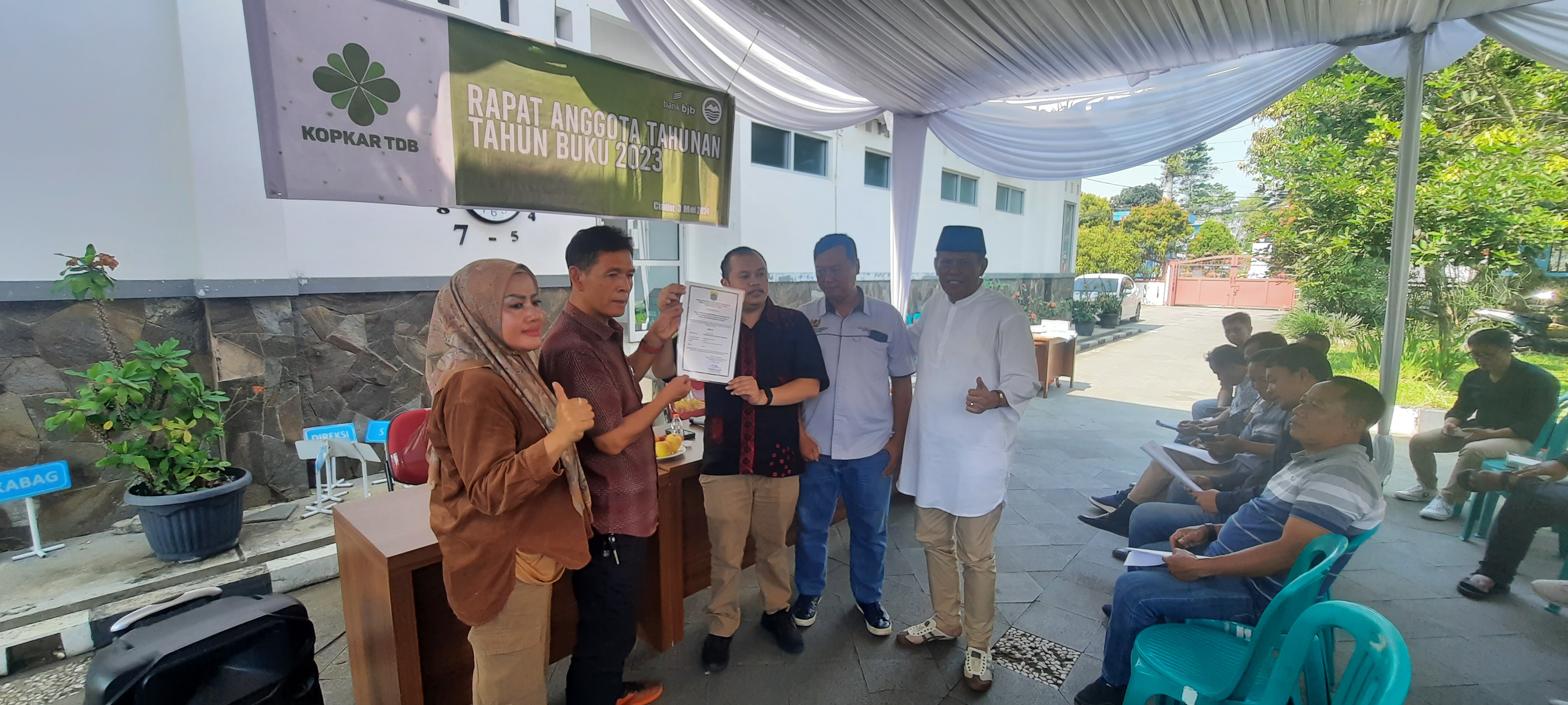 Penyerahan sertifikat sehat untuk Koperasi Karyawan Tirta Dharma Bersemi Perumdam Tirta Mukti Kabupaten Cianjur.