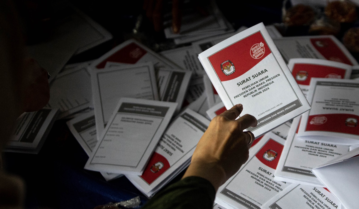 Pekerja melipat surat suara pemilu 2024 di gudang logistik pemilu KPU Bantul, D.I Yogyakarta