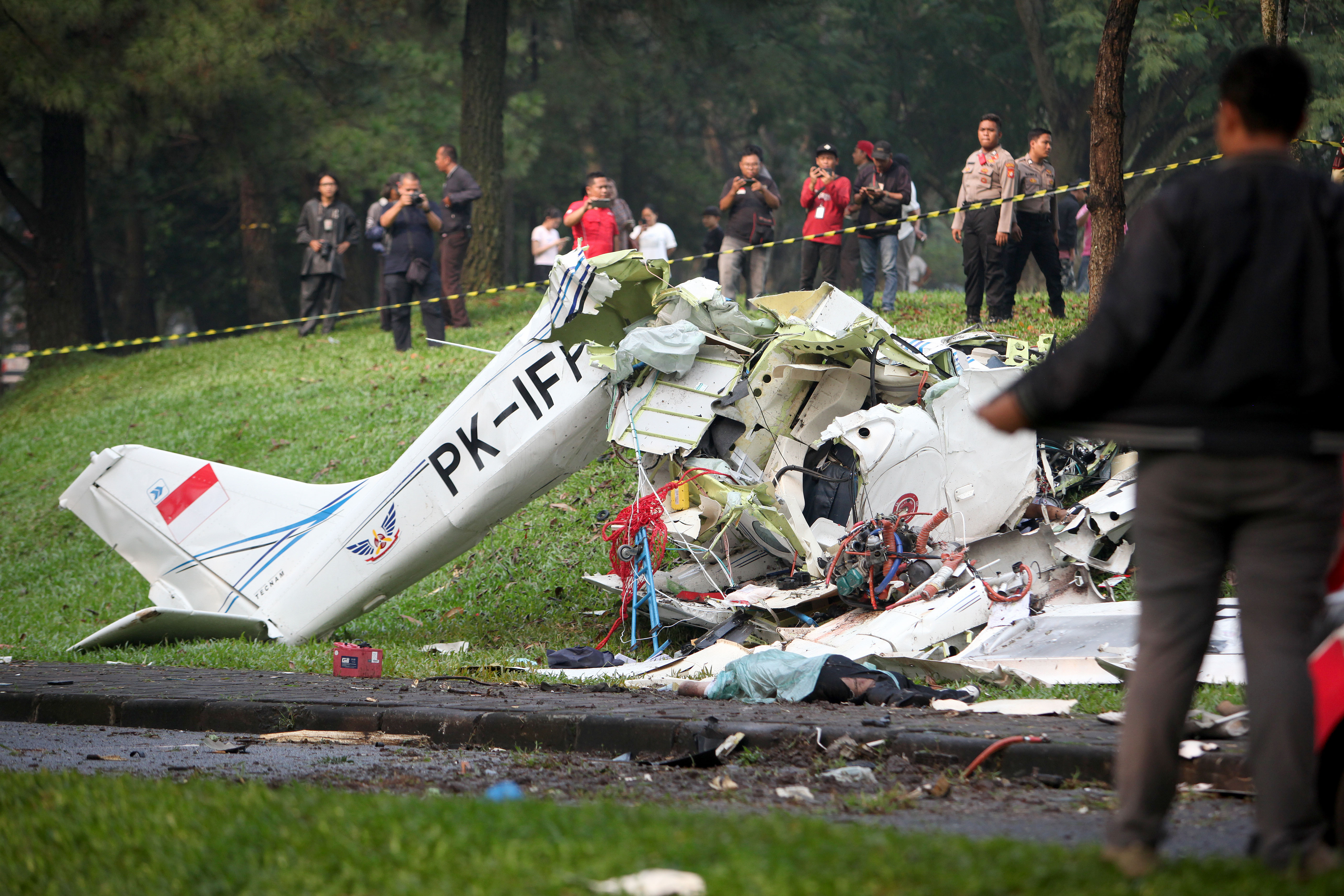  Sebuah pesawat latih jatuh di Lapangan Sunburst, Cilenggang, Tangerang Selatan, Banten, Minggu (19/6/2024)