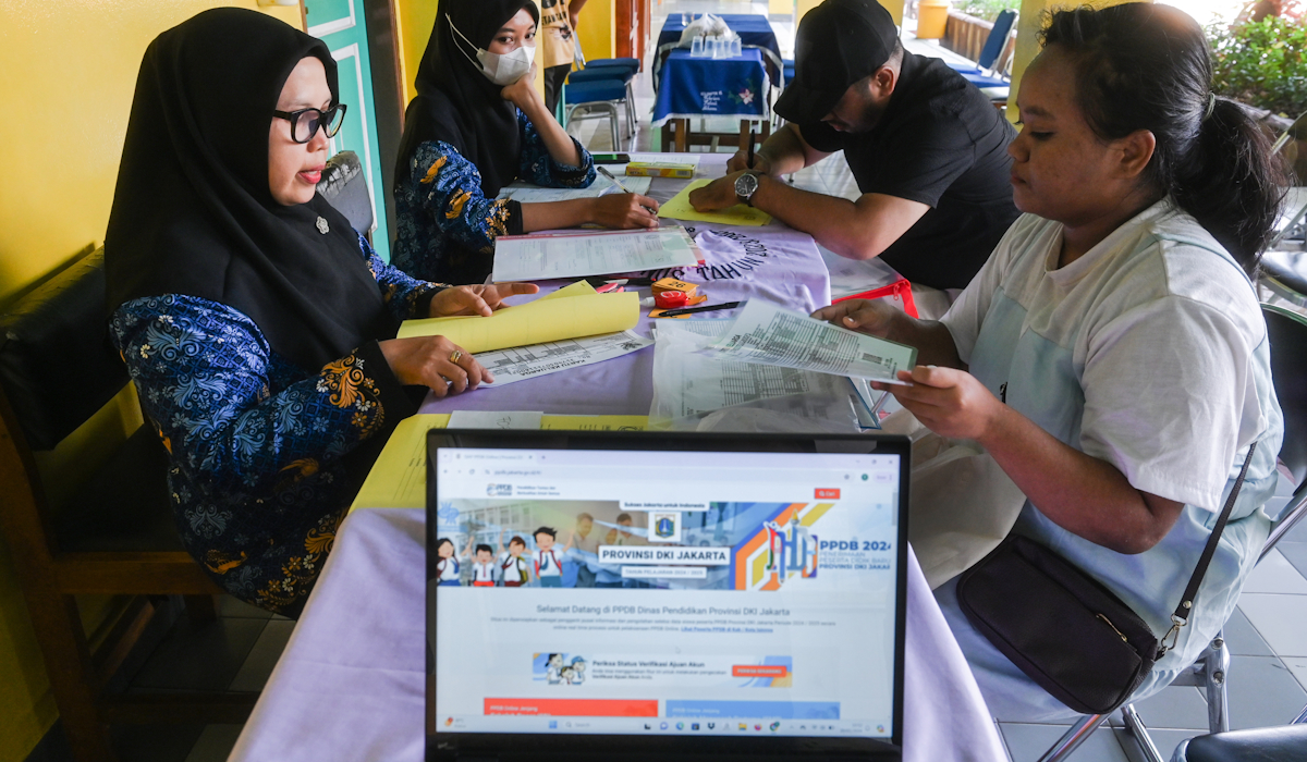 Ilustrasi: wali siswa calon peserta didik baru mengajukan pembuatan akun Penerimaan Peserta Didik Baru (PPDB) 