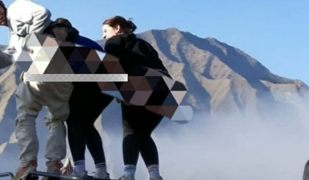 Foto viral turis asing melakukan aksi tak senonoh di kawasan Bromo, Jawa Timur.