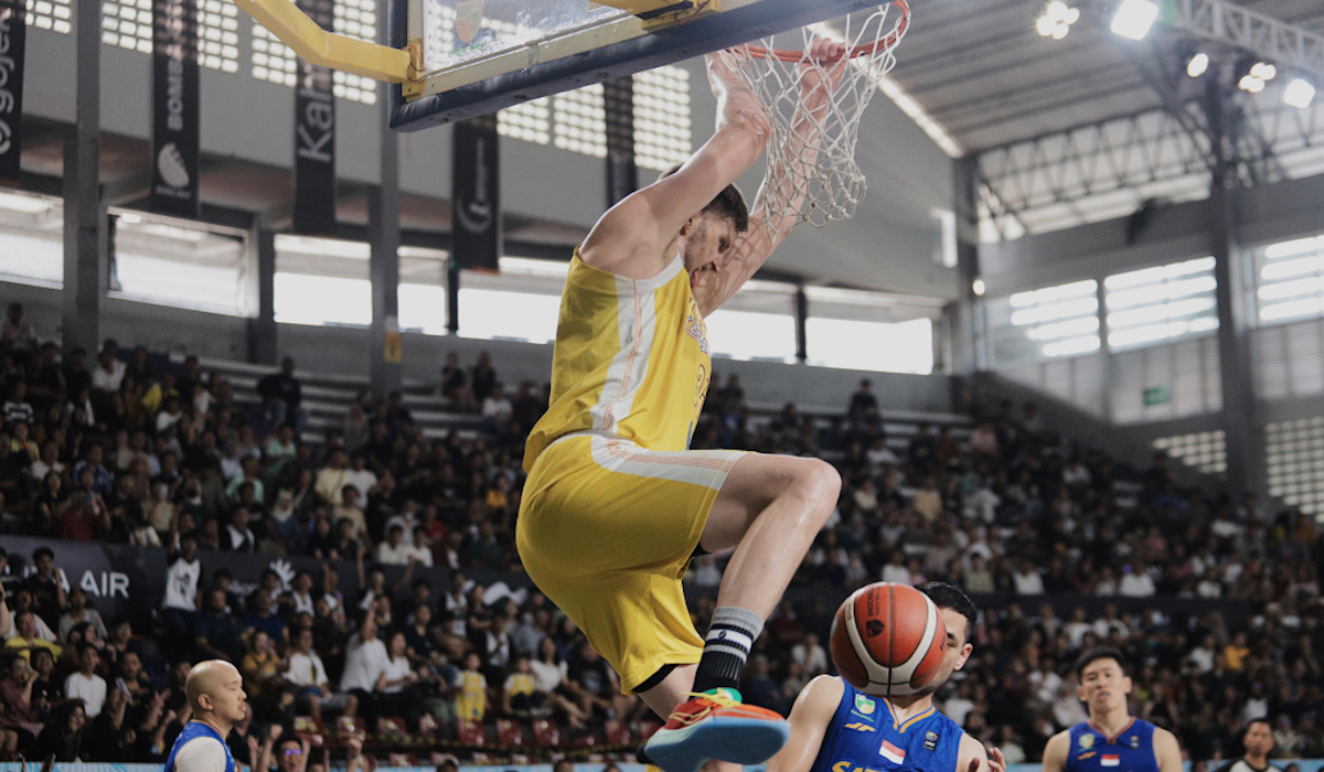 Pemain bintang KBS, Kentrel Barkley tidak terbendung saat duel dengan Satria Muda Pertamina