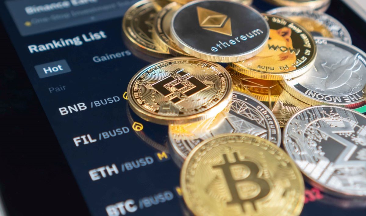 Cryptocurrency pada aplikasi perdagangan binance, bitcoin BTC dengan BNB, ethereum, dogecoin, cardano, litcoin, altcoin.