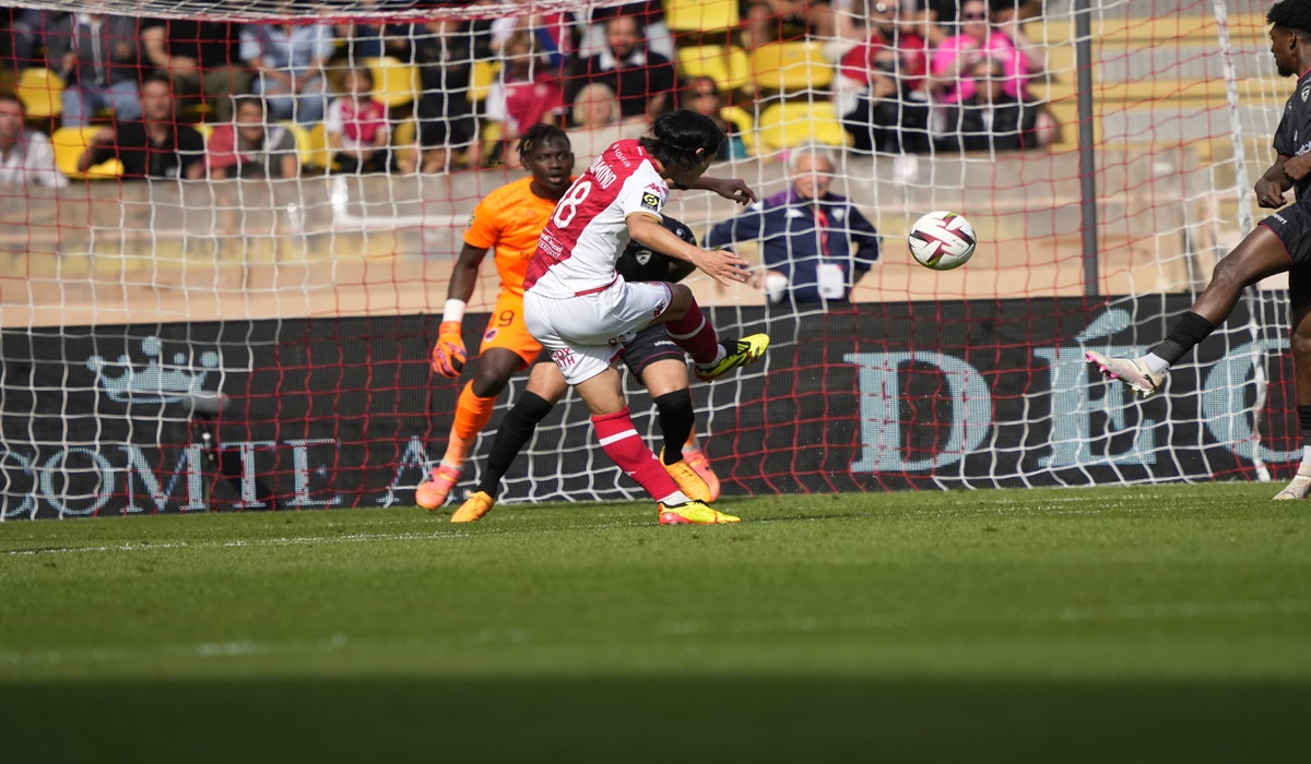 Penyerang Monaco Takumi Minamino melepaskan tendangan yang menjebol gawang Clermont di laga Ligue 1.