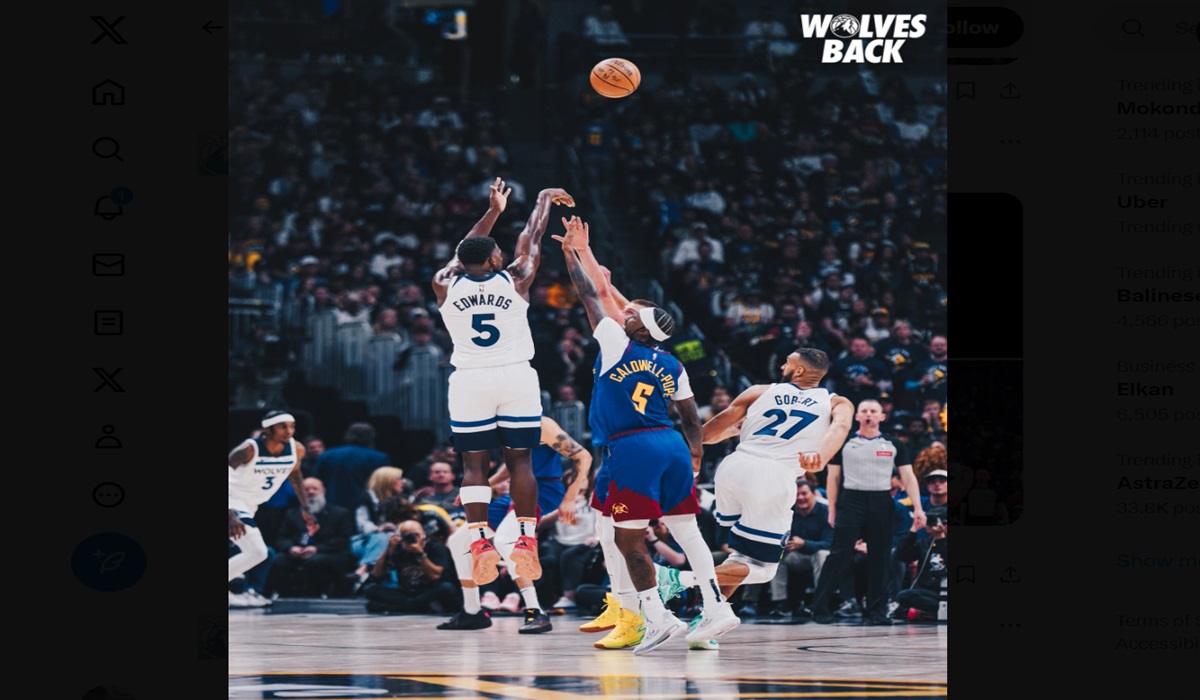 Pebasket Minnesota Timberwolves Anthony Edwards melepaskan tembakan dalam laga playoff NBA melawan Denver Nuggets.