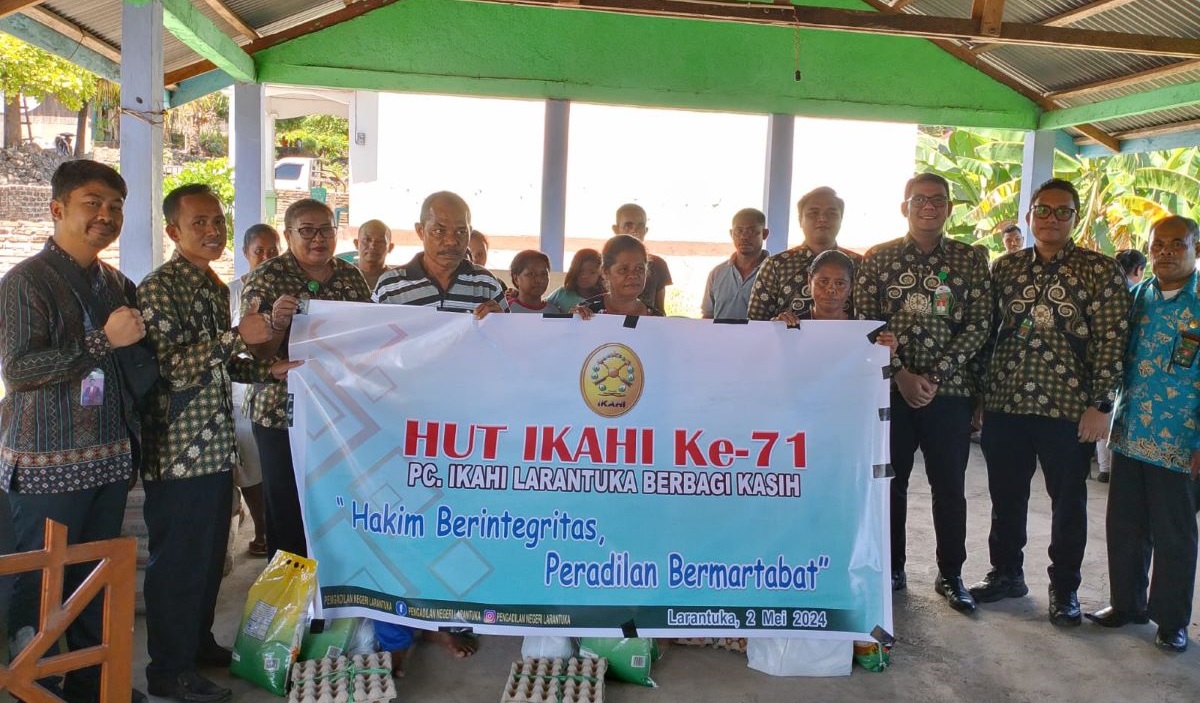 Merayakan HUT Ikahi, Pengadilan Negeri Larantuka dan Sekretaris Pengadilan Agama Larantuka memberikan bantuan sosial berupa sembako.