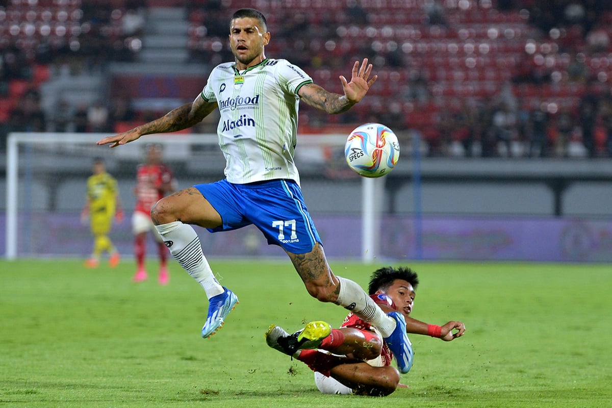 Pesepak bola Bali United Rahmat Arjuna (bawah) menghadang pesepak bola Persib Bandung Ciro Alves (atas).