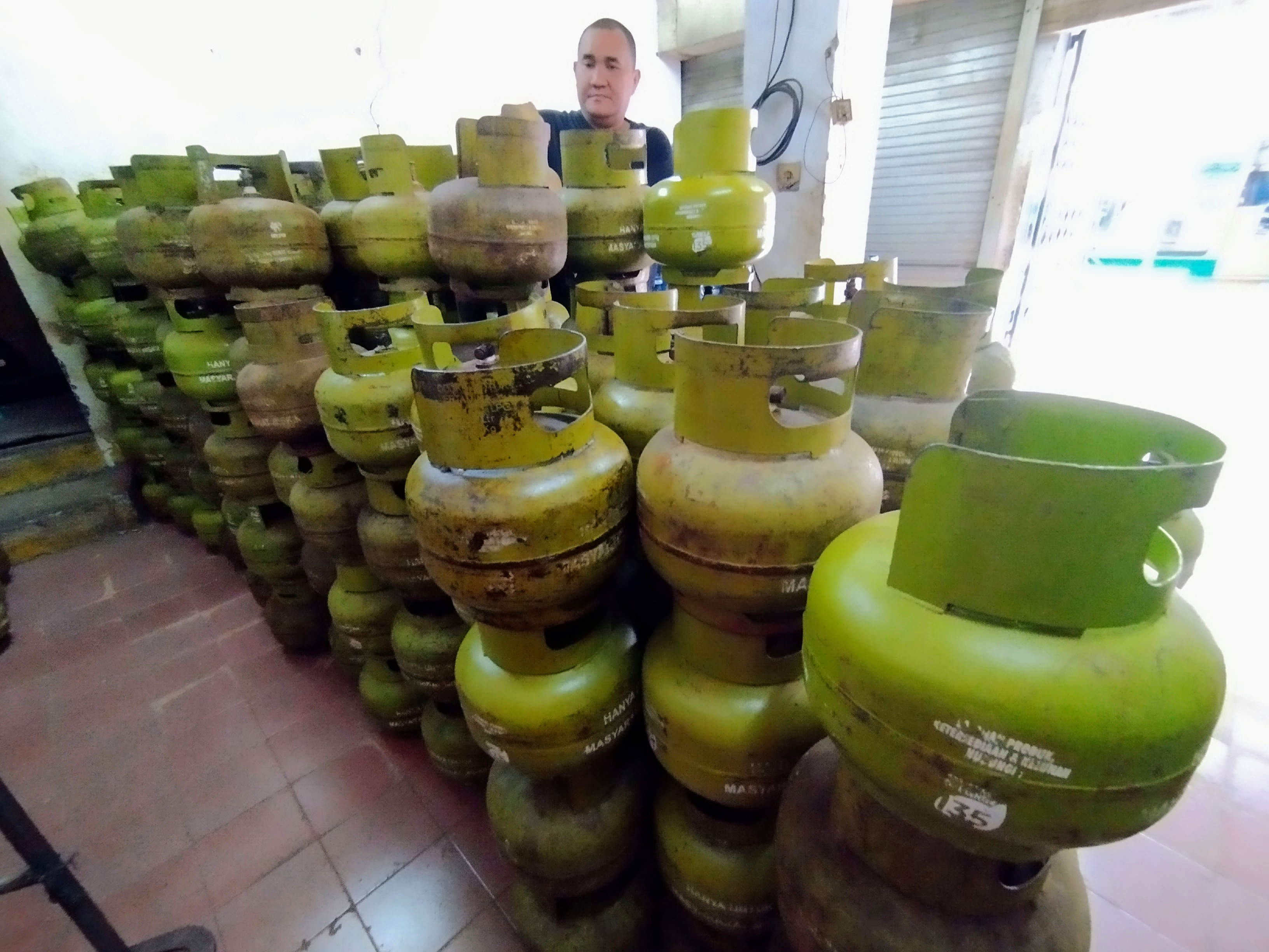Penjual menata tabung gas elpiji 3 kg di tokonya di Jakarta, beberapa waktu lalu.
