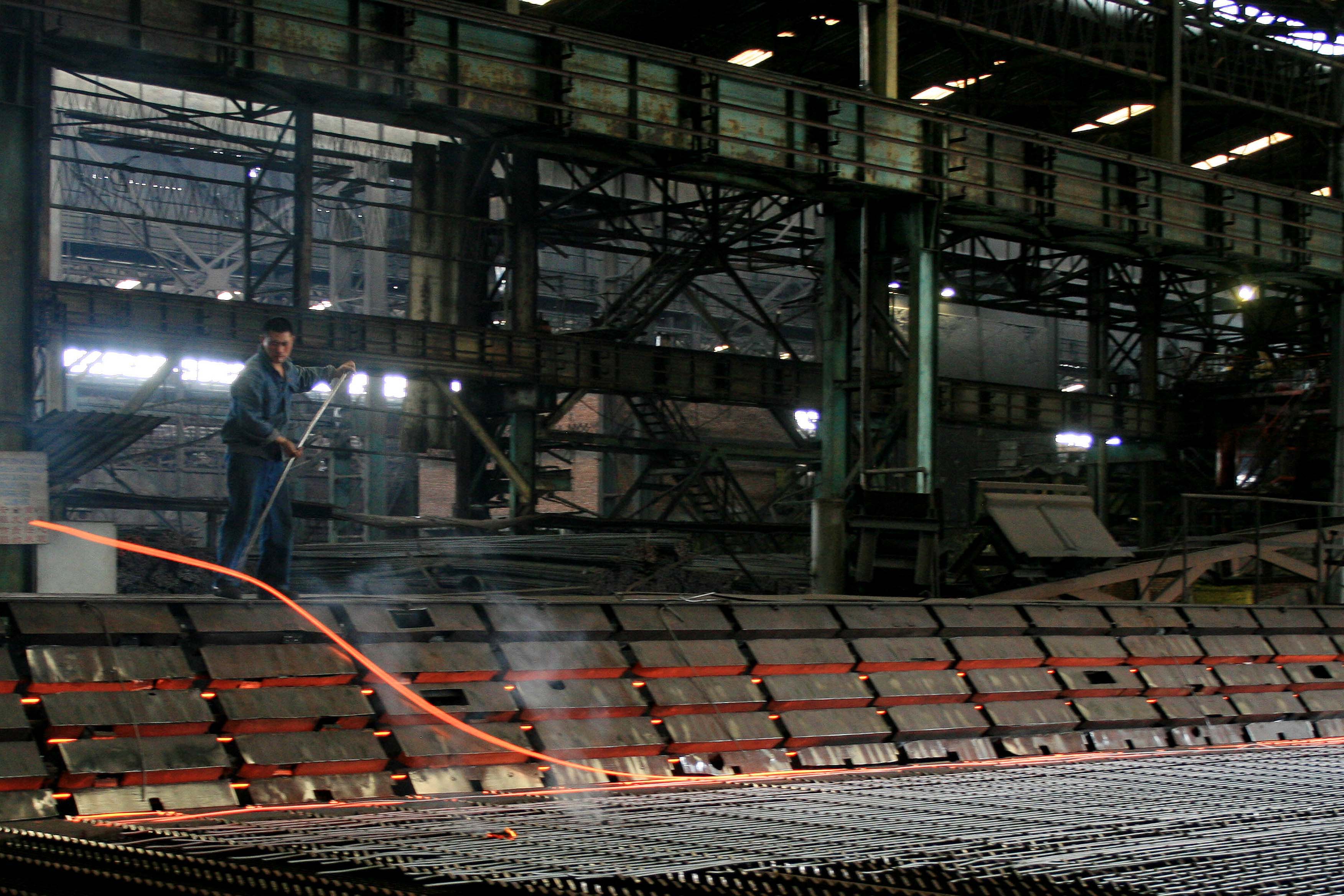 Pekerja tengah membuat besi di salah satu Industri baja di Jakarta Utara