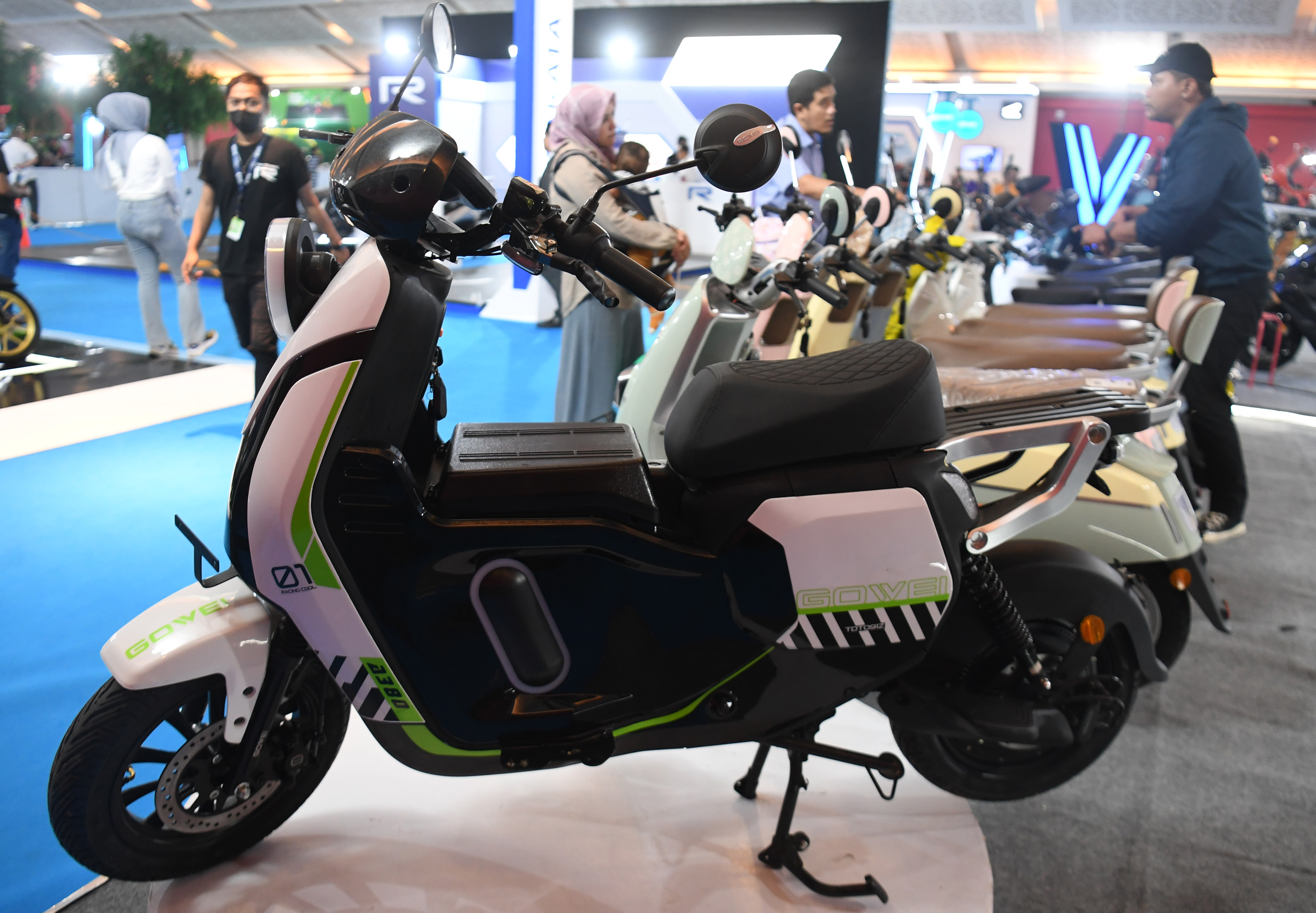 Pengunjung memperhatikan kendaraan listrik yang dipajang dalam Pameran otomotif Periklindo Electric Vehicles Show (PEVS) 2024 di Jakarta