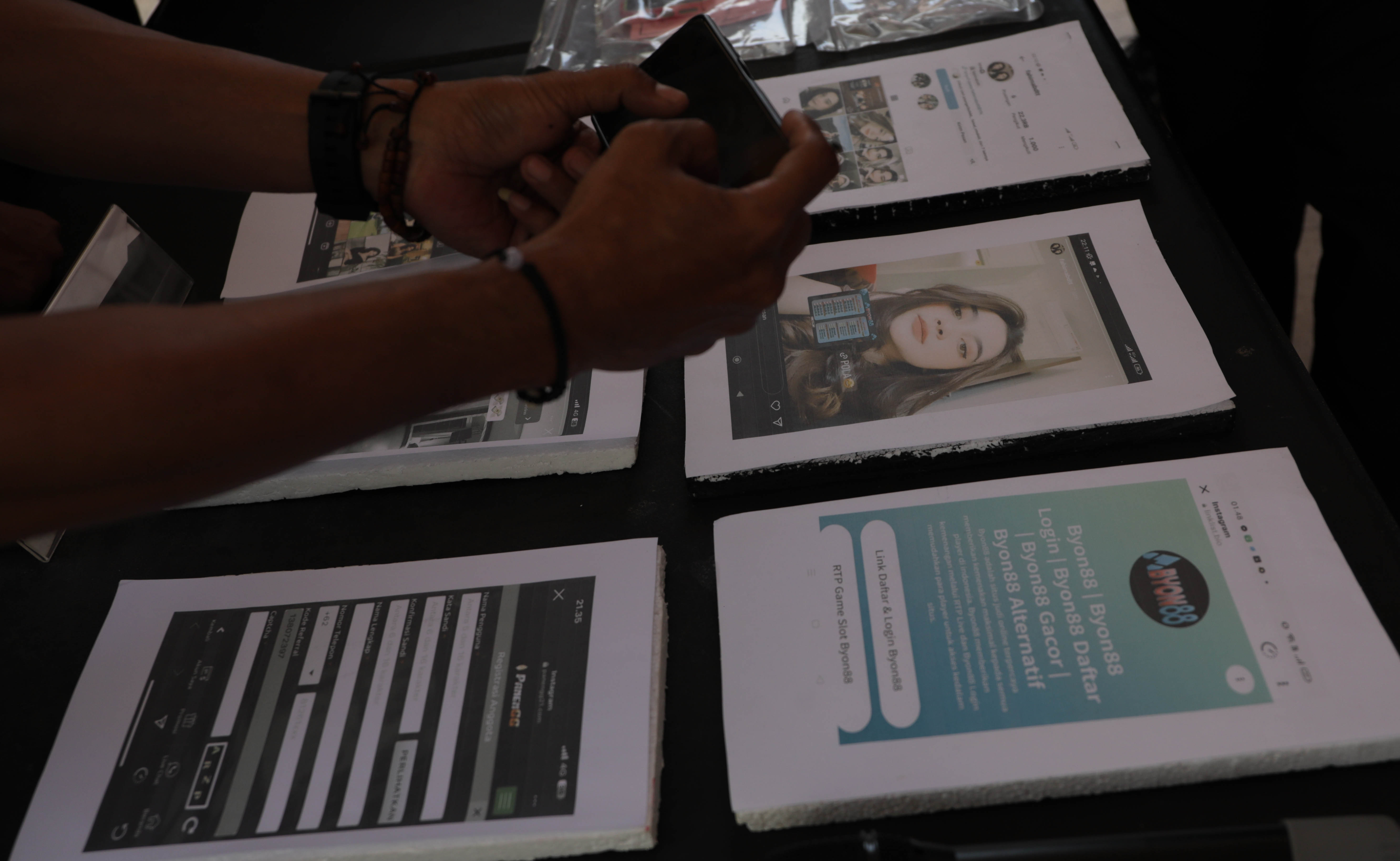 Petugas Kepolisian menunjukkan barang bukti dan tersangka terkait judi online saat konpers di Polresta Bogor Kota, Selasa (9/1/2024)