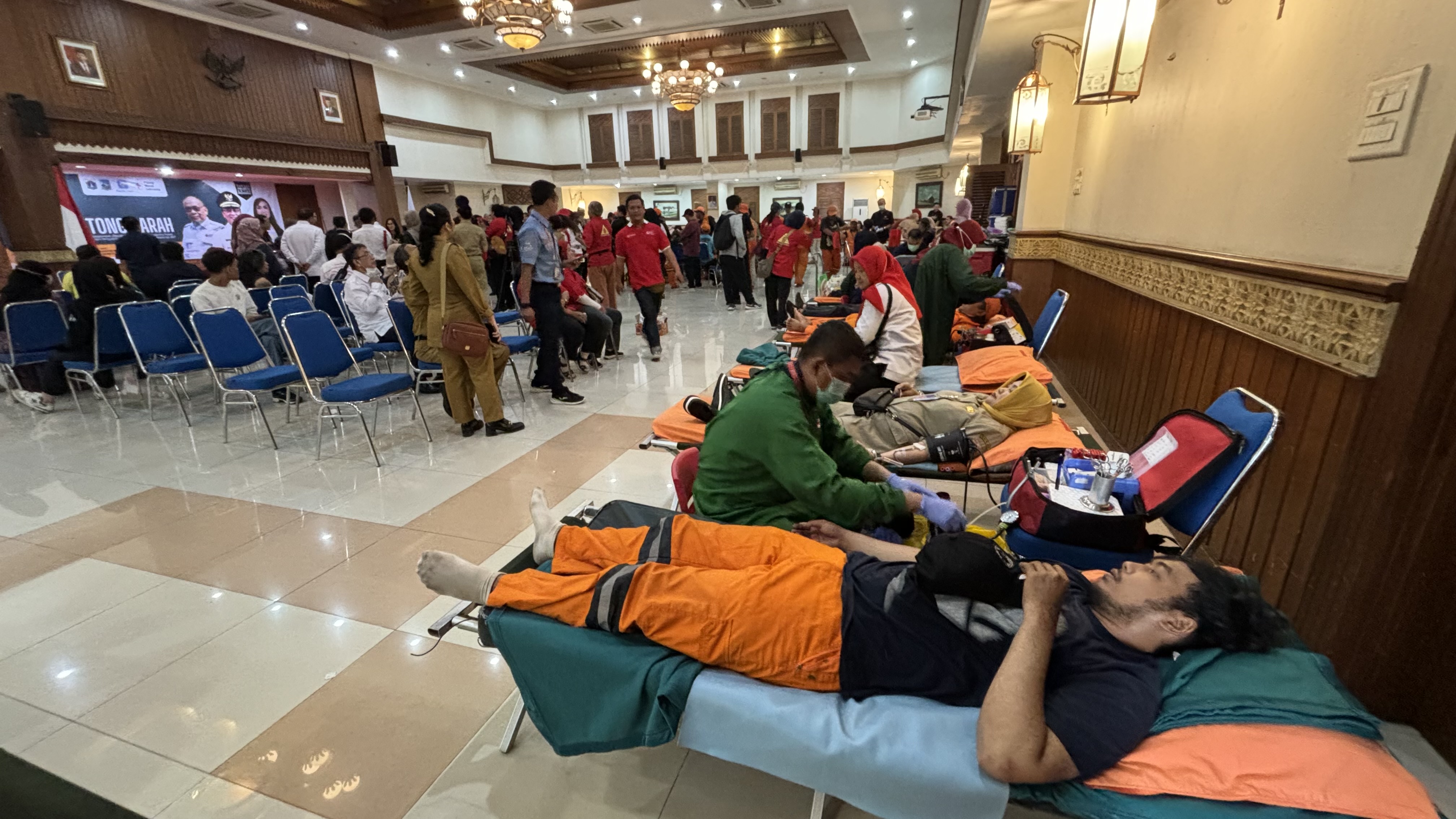 Petugas PPSU dan ASN Pemkot Jakarta Pusat melaksanakan program donor darah. 