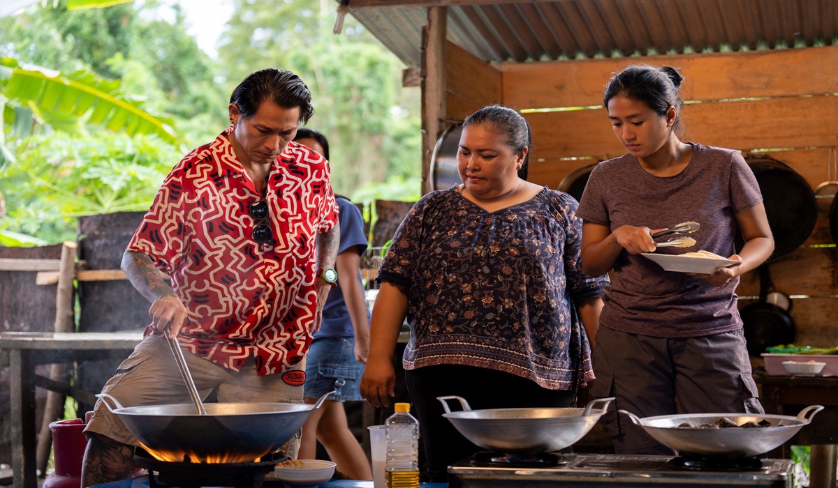 Chef Juna dan Chef Renatta kala memasak Siput Popaco & Sayur Lilin di acara Kisarasa yang tayng di Youtube.
