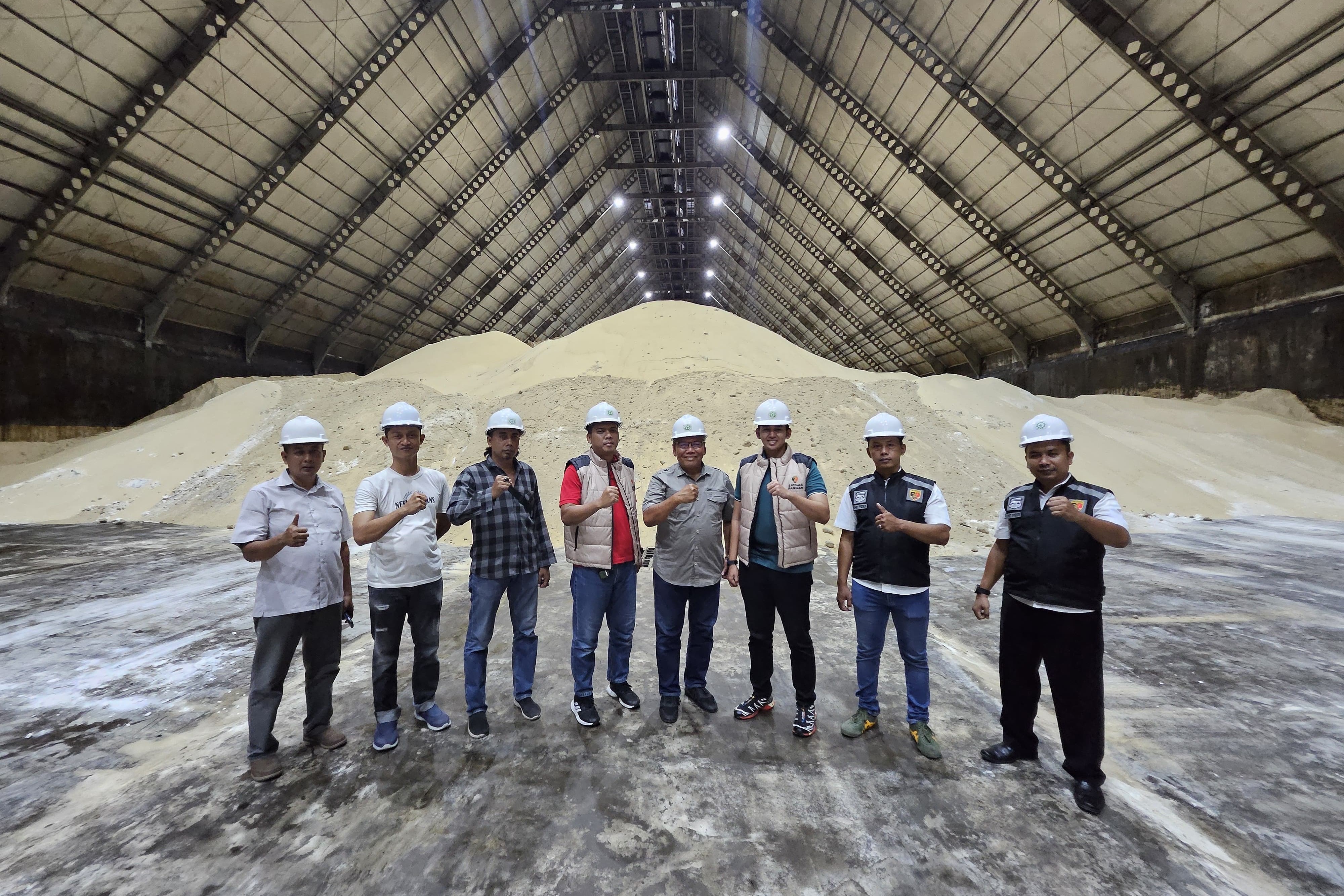 Tim Satgas Pangan berpose di pabrik gula.