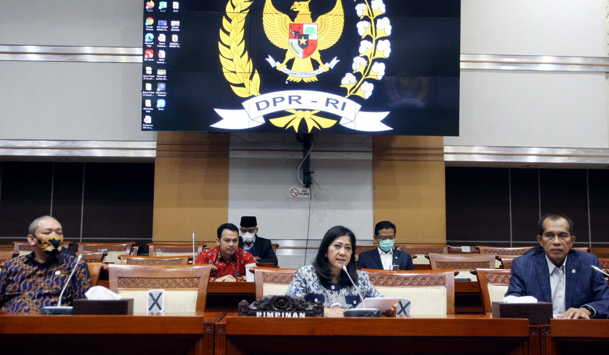 Ketua Komisi I DPR RI Meutya Hafid (tengah).