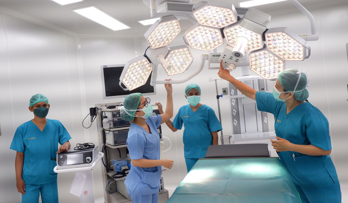 Ilustrasi: petugas kesehatan memeriksa peralatan di ruang operasi 