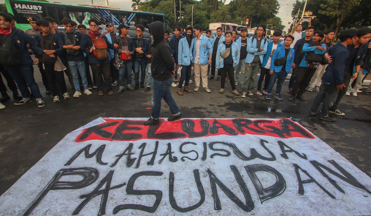 Ilustrasi: ratusan mahasiswa dari berbagai kampus yang tergabung dalam Gerakan Mahasiswa Jawa Barat berunjuk rasa 