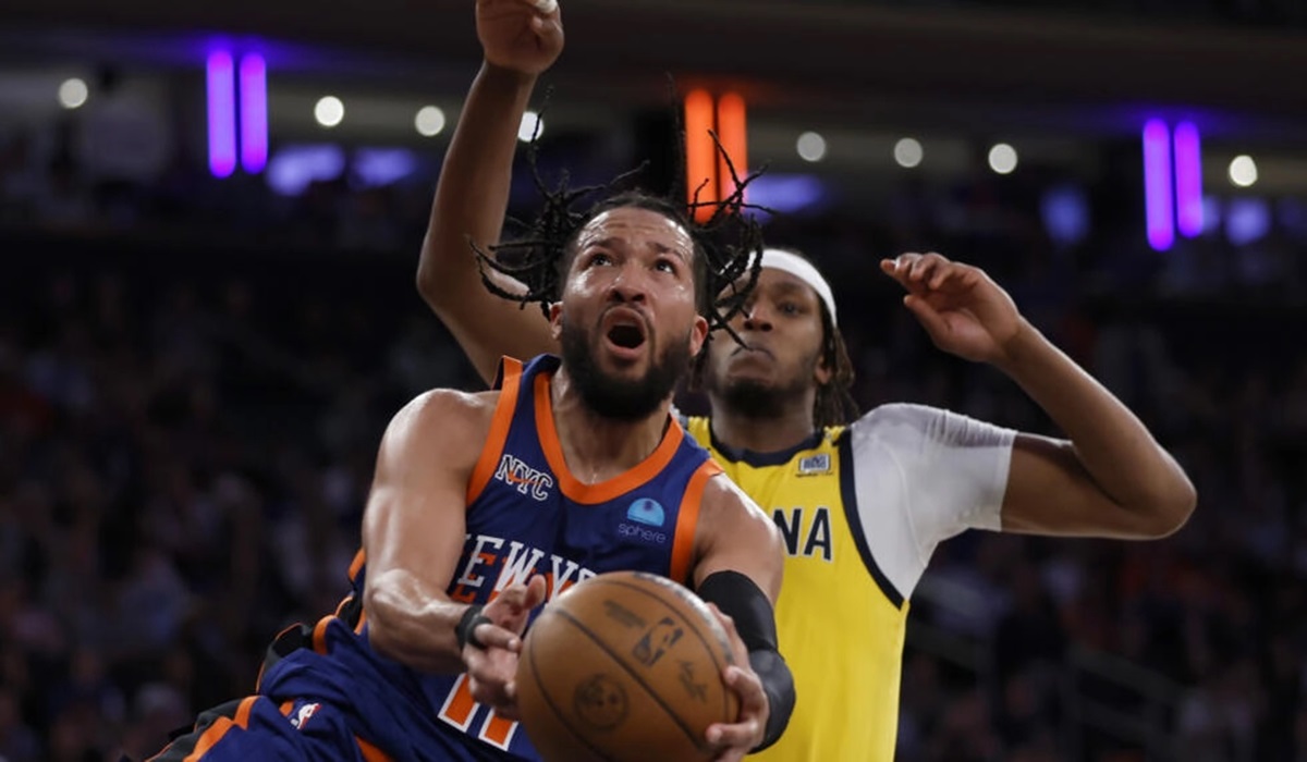 Pebasket New York Knicks Jalen Brunson melakukan layup di laga playoff NBA melawan Indiana Pacers.