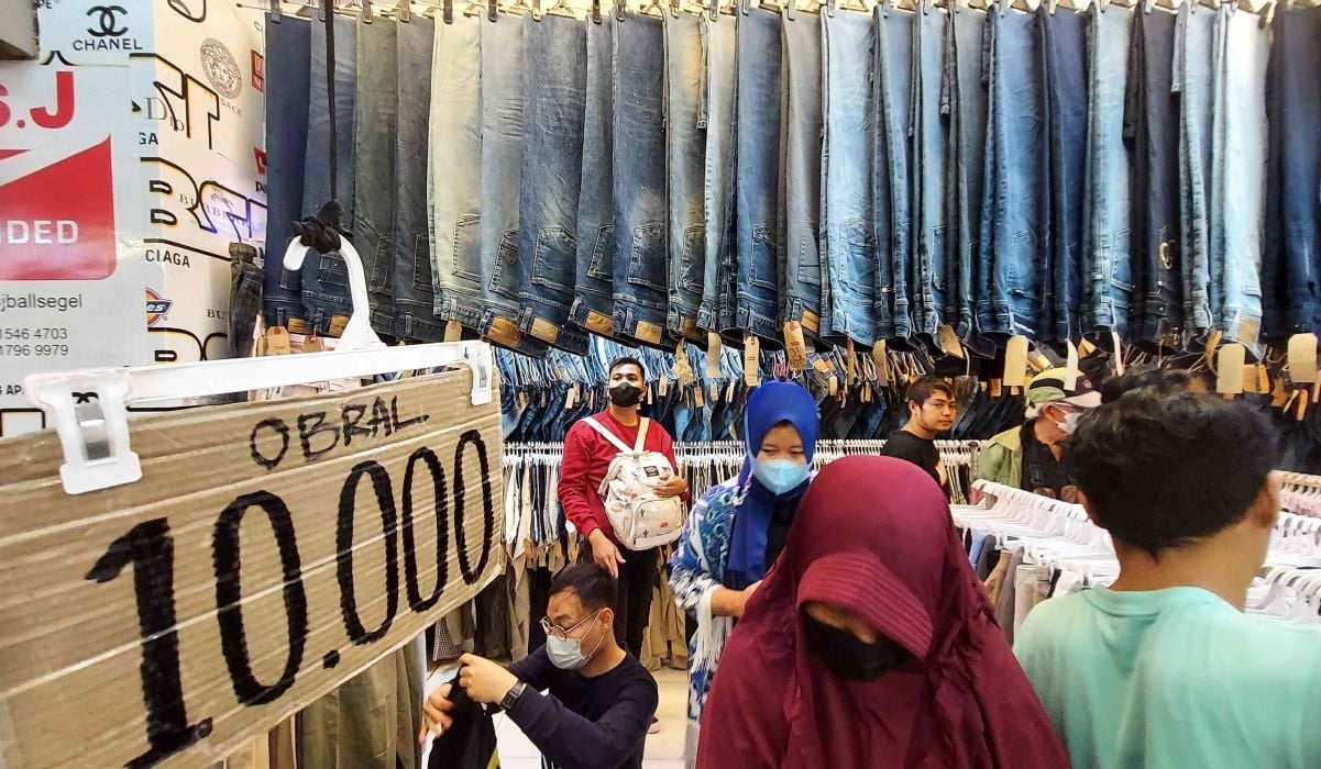 Warga memilih pakaian impor bekas di Pasar Senen, Jakarta, Selasa (22/3/2023).