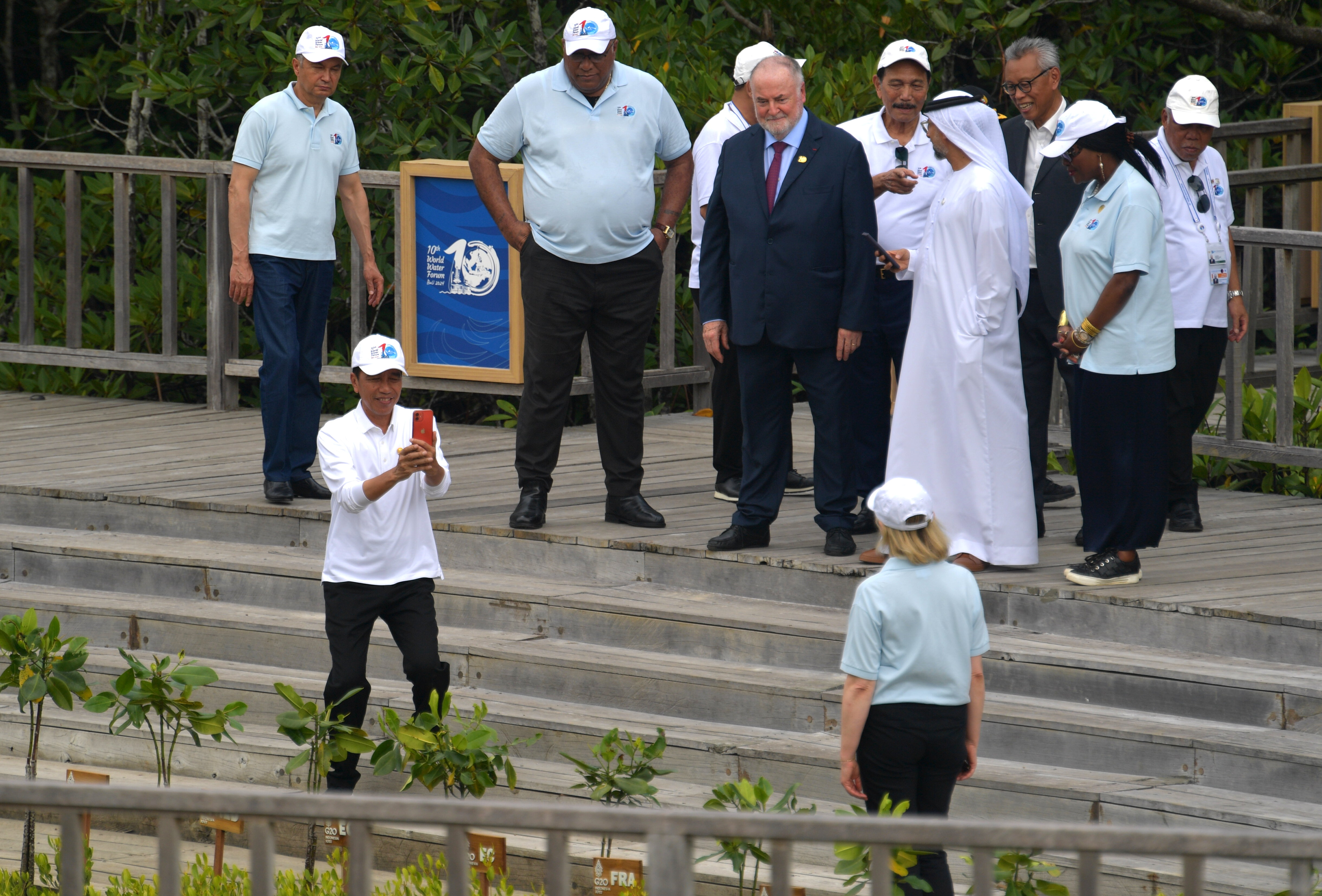 Kunjungan di pembibitan mangrove dalam rangkaian kegiatan WWF ke-10 2024 di Tahura Ngurah Rai, Denpasar, Senin (20/5/2024).