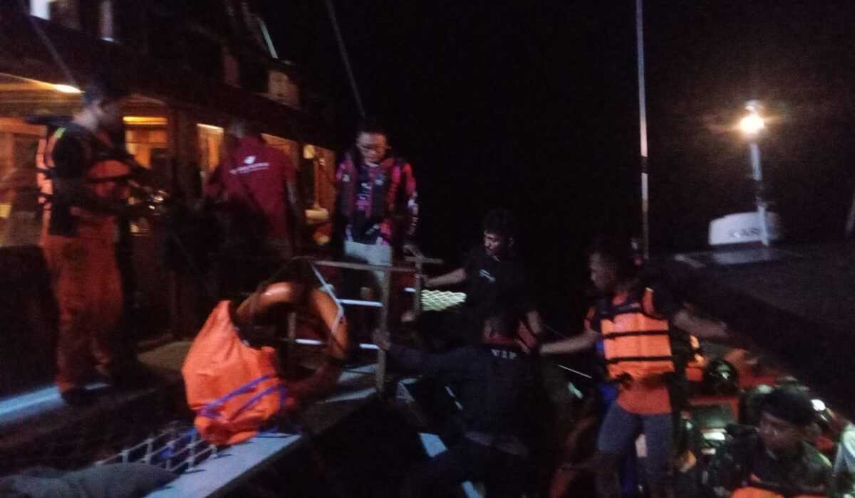 Proses Evakuasi Wisatawan Kapal Wisata Vanica Voyage di Perairan TN Komodo Labuan Bajo, NTT.