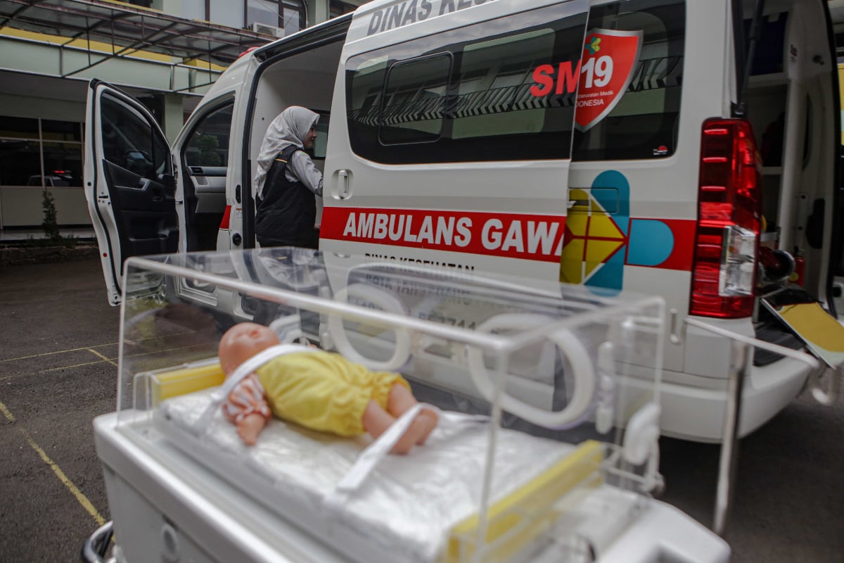 Petugas menyiapkan perlatan medis di dalam ambulans yang dilengkapi peralatan ICU di Kantor Dinas Kesehatan Kota Tangerang, Banten, Jumat (7