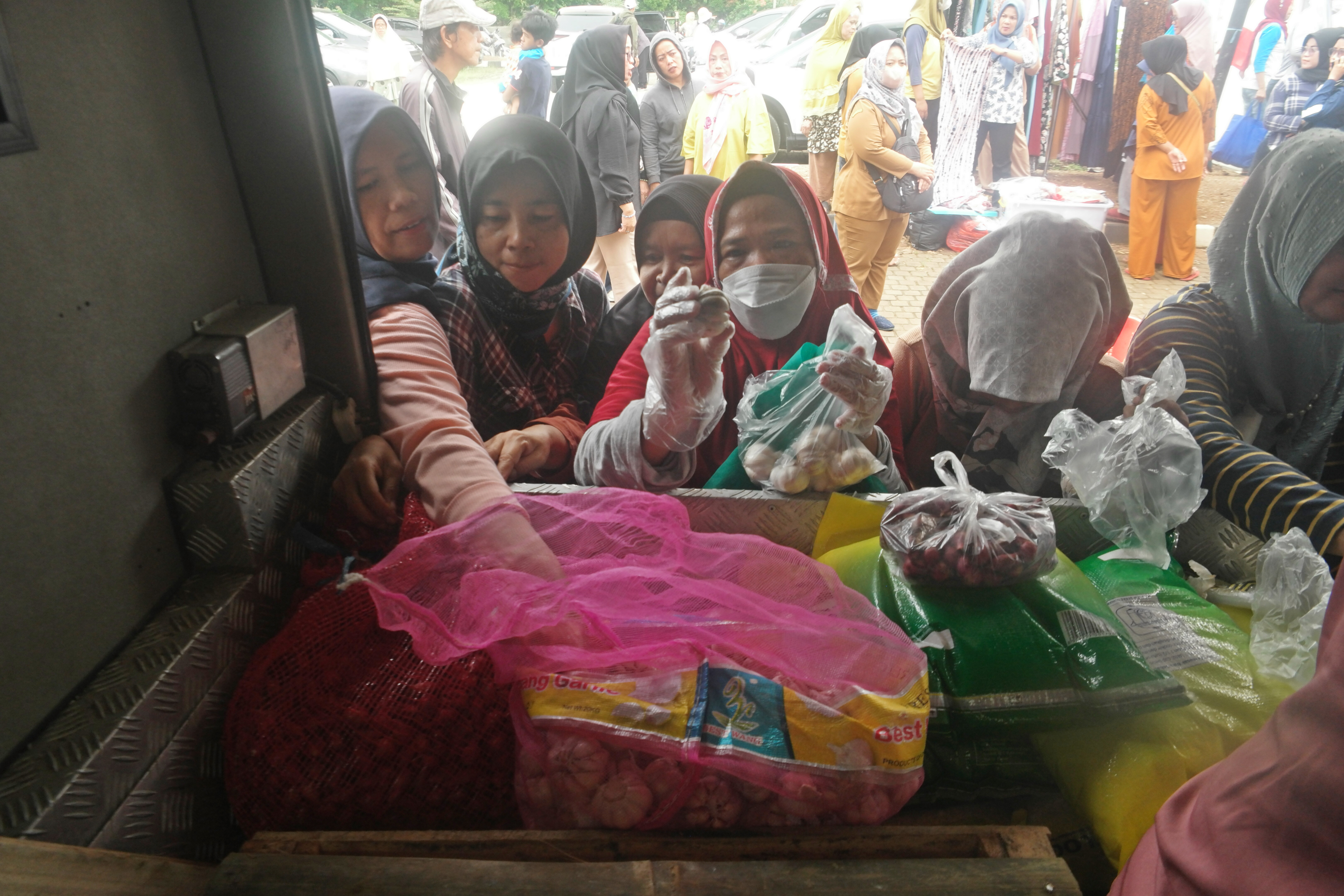 Warga membeli berbagai bahan pangan dalam kegiatan Gerakan Pangan Murah di Tangerang Selatan, Selasa (2/4).