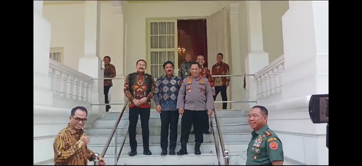 Menko Polhukam Hadi Tjahjanto mengajak Kapolri Jenderal Listyo Sigit Prabowo dan Jaksa Agung ST Burhanuddin berfoto bersama