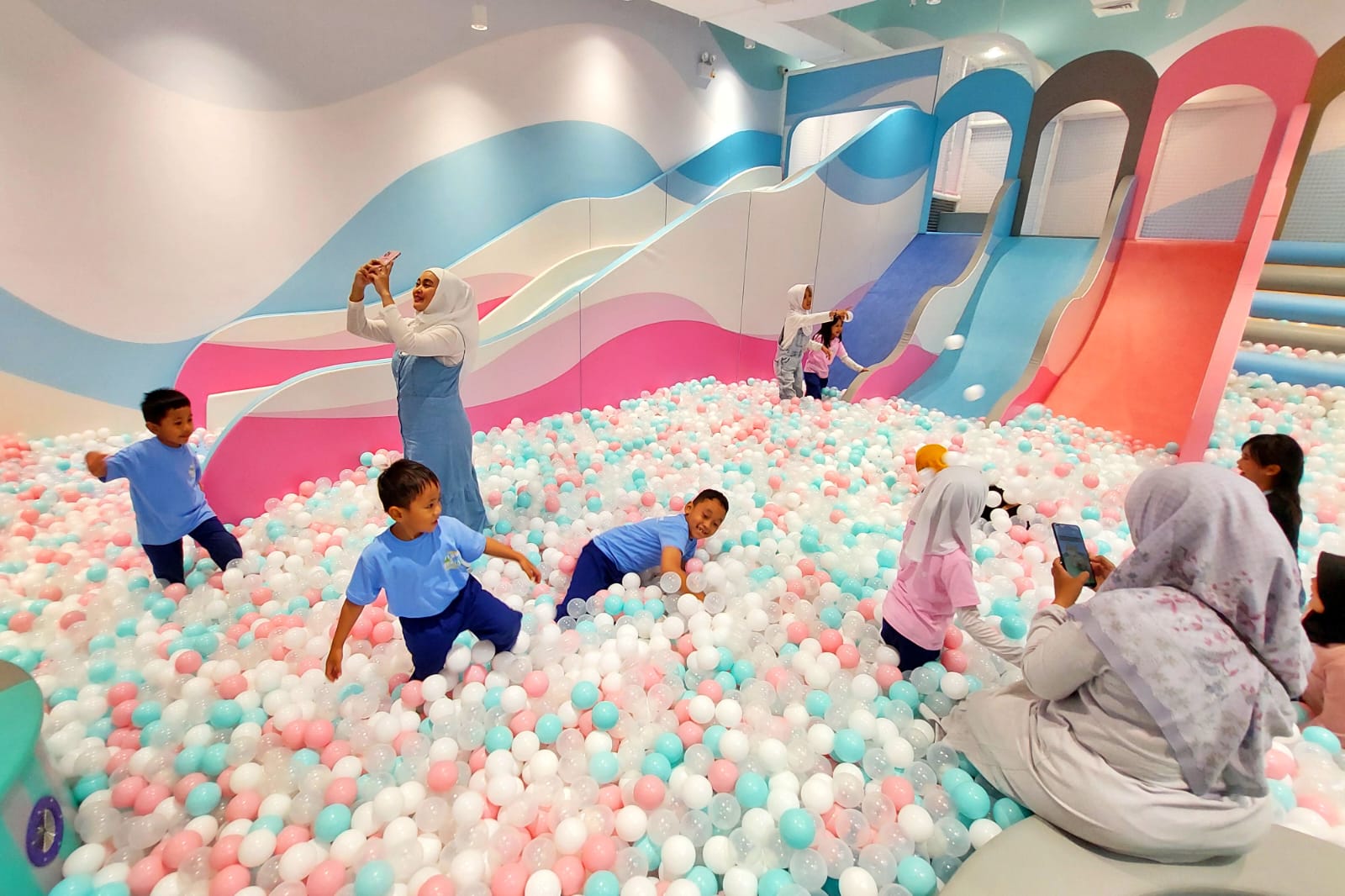 Anak-anak bermain di arena Play N Learn di Summarecon Mal Bandung